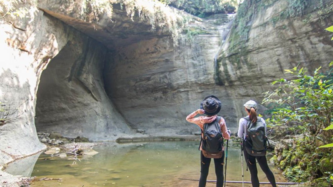 巨石岩壁彷彿置身深谷祕境。(圖/13's幸福食光-旅遊美食部落格提供)