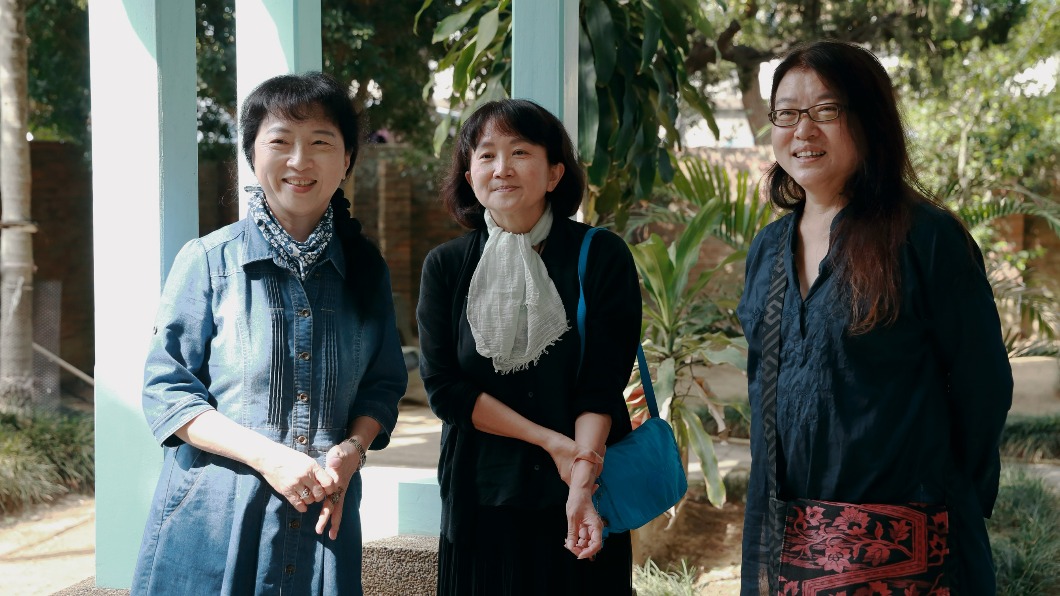 朱家三姊妹重回母親娘家銅鑼重光診所。左起朱天文、朱天心、朱天衣。(圖/目宿媒體提供)