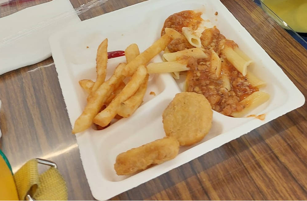 菜色有義大利麵、雞塊和薯條。(圖/翻攝自爆料公社官方粉專專屬)