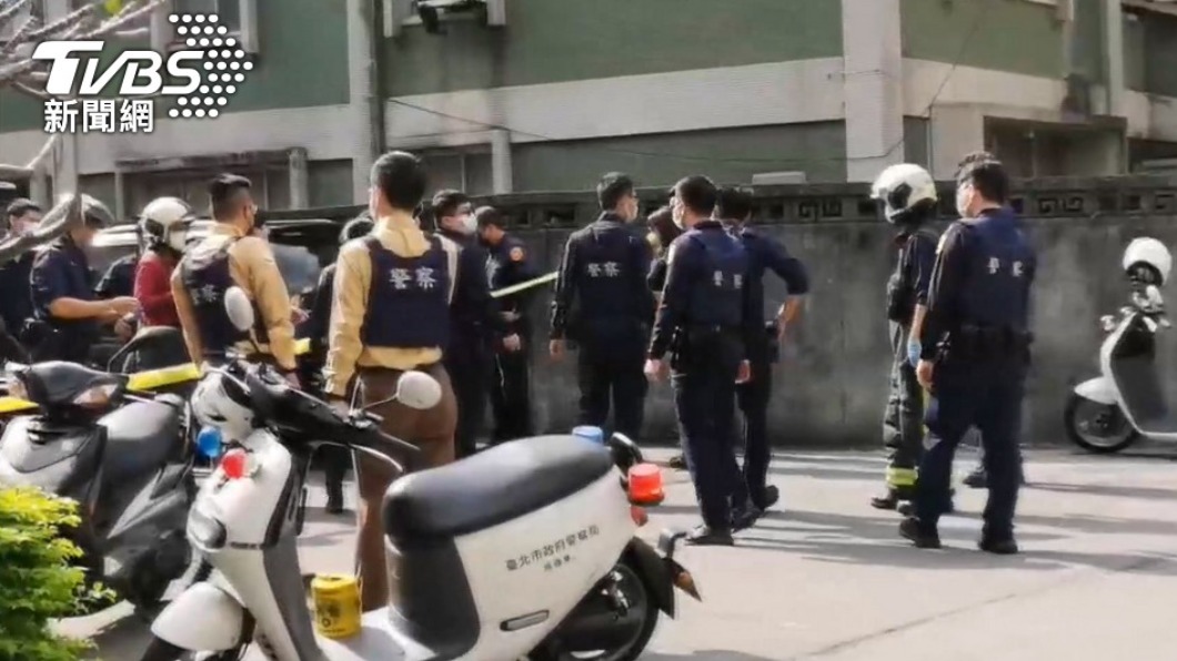 警消到場將人送醫。（圖／TVBS）