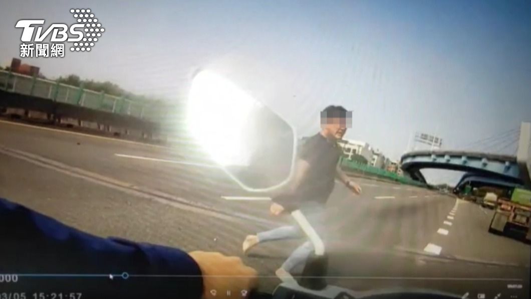 宛如警匪片！拒攔查衝國道飆車撞翻　人噴出車外繼續狂奔終遭逮