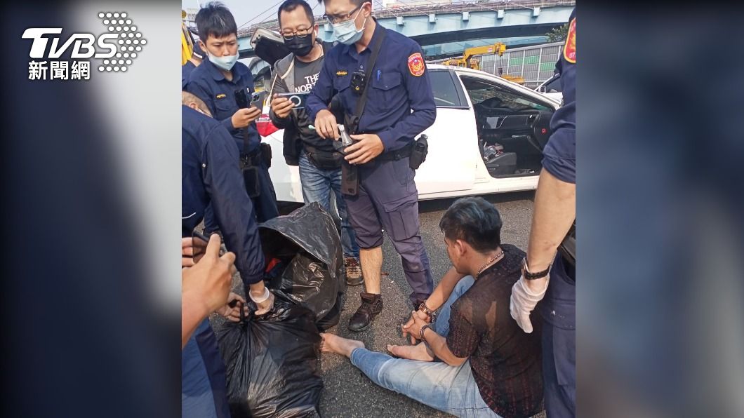 警方在潘嫌車上找到多樣違禁品。（圖／TVBS）