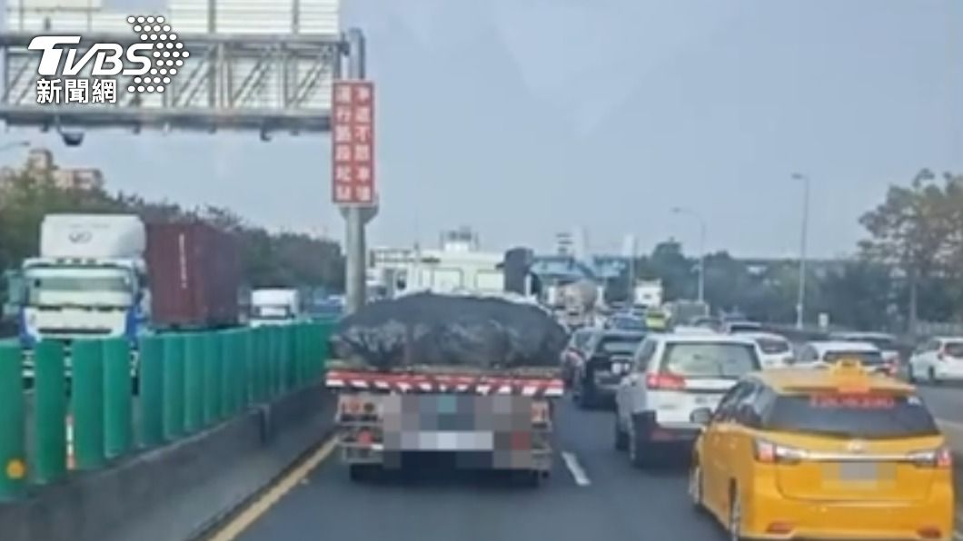 整起事故造成該路段嚴重回堵。（圖／TVBS）