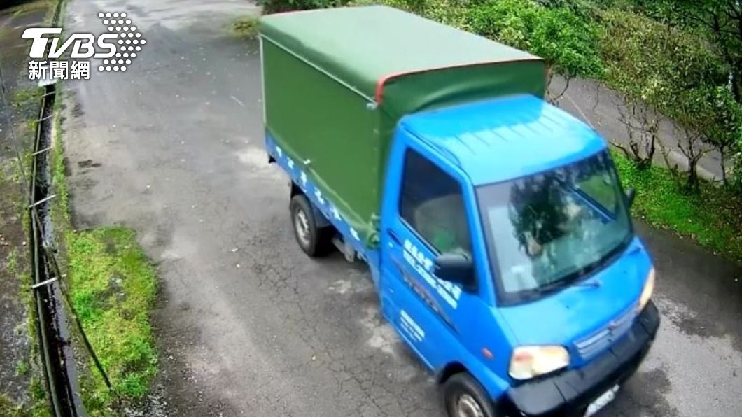 嫌犯還開貨車來載骨董。(圖/TVBS)