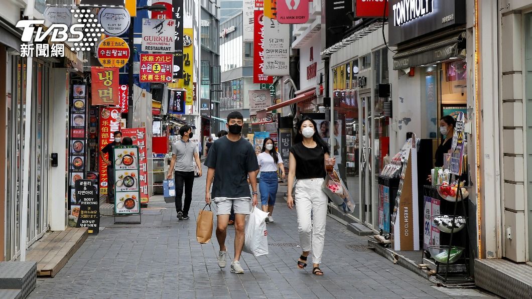韓國官員認為全面鬆綁或廢除保持社交距離措施風險較大。(圖/達志影像路透社)