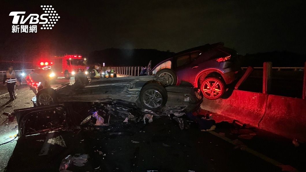 國道三號苗栗段4車連環撞 1男子摔出車外身亡