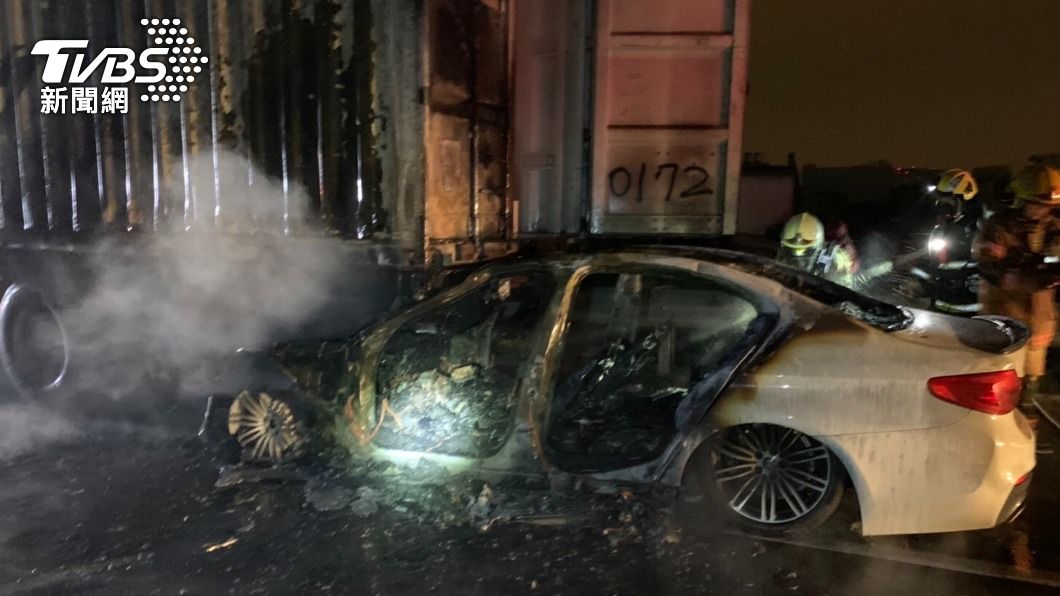 國道深夜追撞！BMW卡貨櫃車下燒成火球　駕駛送醫不治