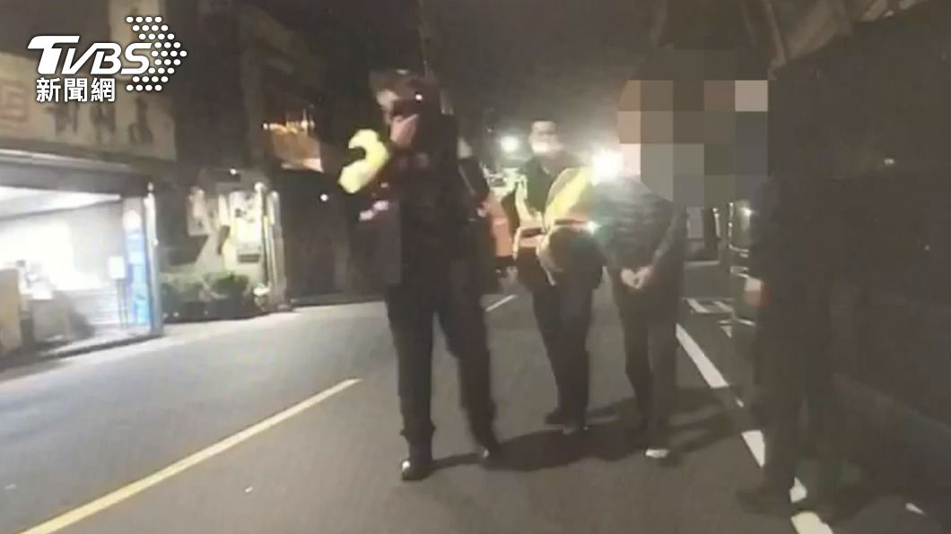 深夜開車尾燈沒亮還違規!警攔車提醒 意外逮到毒品通緝犯
