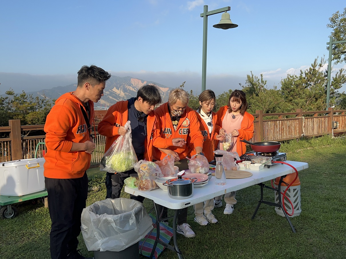 藝人們要在現時之內做指定菜色。（圖／中視提供）