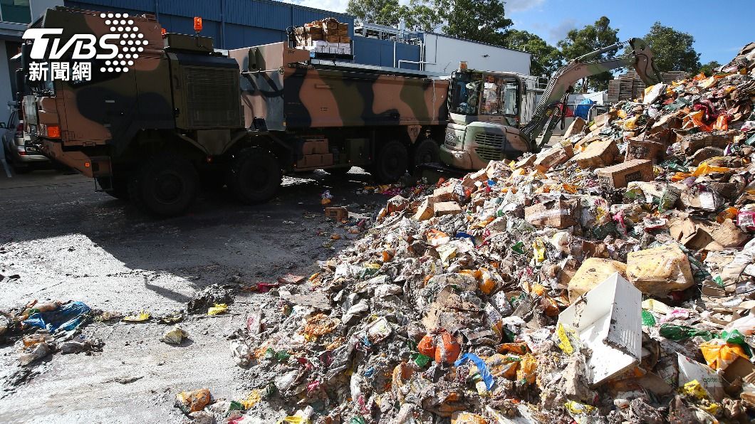 澳洲國軍出動協助清理一處冷藏倉庫的泡水物品。(圖/達志影像美聯社)