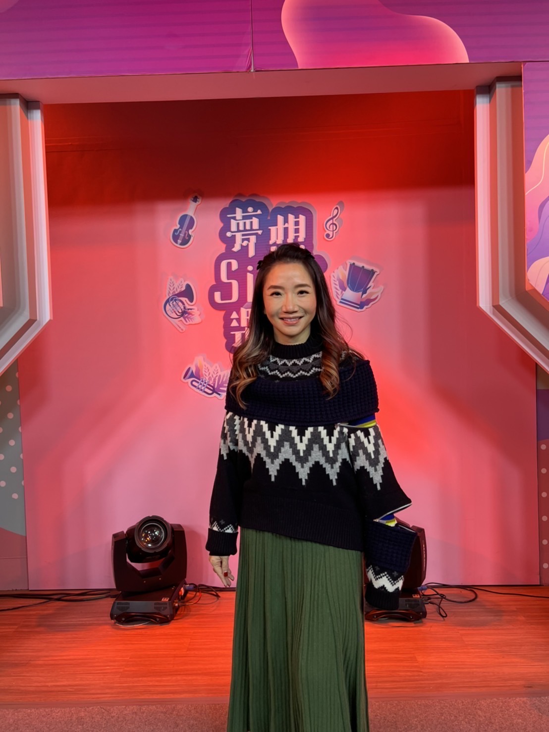 陶晶瑩任《夢想Sing樂園2》的評審長，相當認真指導後輩。（17LIVE提供）