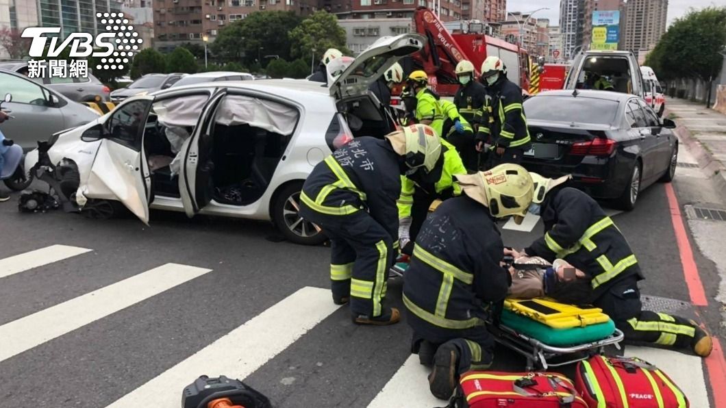 要去馬偕!一家4口醫院外撞安全島又遭BMW追擊 5人傷