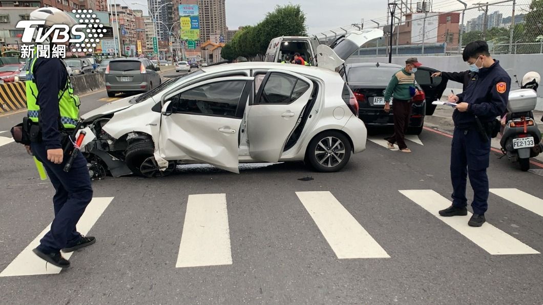 小轎車嚴重變形。（圖／TVBS）