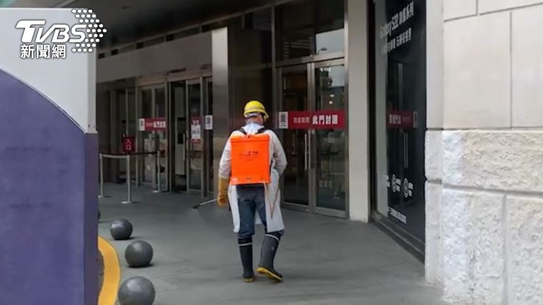 桃園台茂購物中心進行清消。(圖/TVBS)