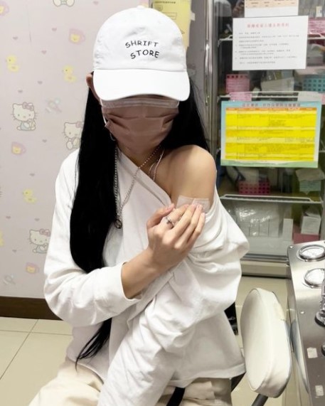 李千那小露香肩。(圖/翻攝自李千那IG)