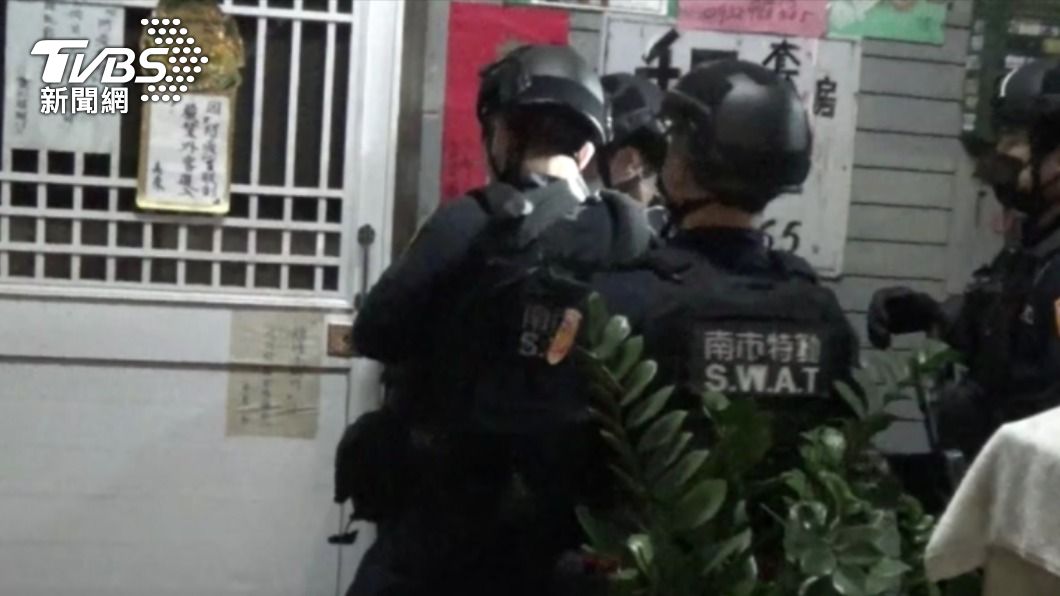 南警荷槍實彈攻堅。（圖／TVBS）