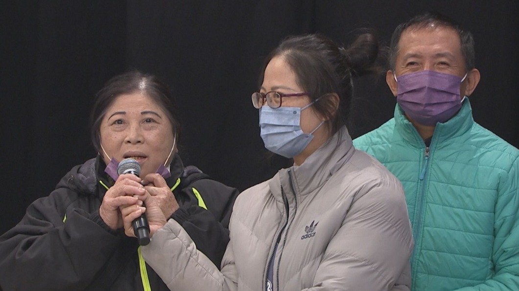 選手的阿嬤(左)在節目喊話要胡瓜贊助交通費。(圖/民視提供)