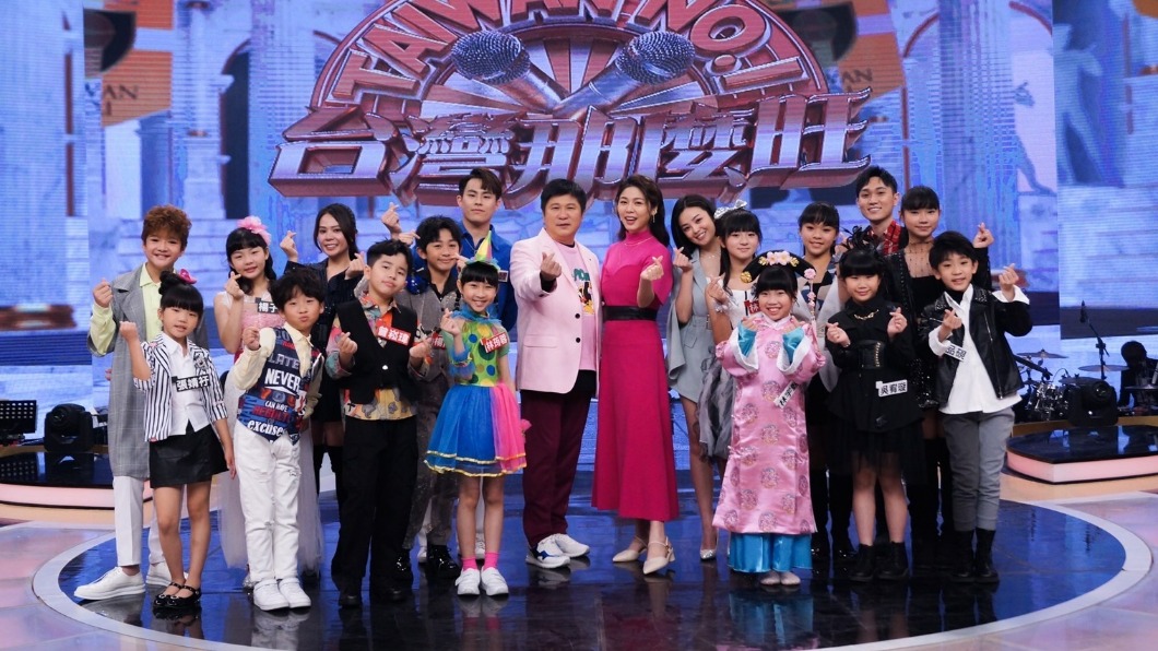 胡瓜(中)相當疼愛參加節目的選手。(圖/民視提供)