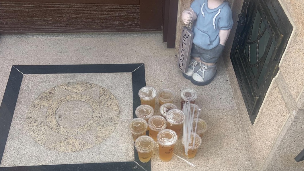 原PO貼出有奧客訂13杯飲料卻沒買袋子的照片。(圖/翻攝自外送員的奇聞怪事臉書)