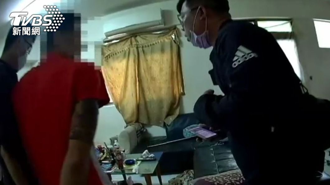 員警於嫌犯乾姊家將人逮捕。（圖／TVBS）