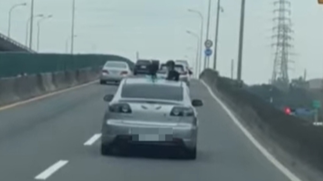 轎車一路開上快速道路。(圖/翻攝自爆怨公社)