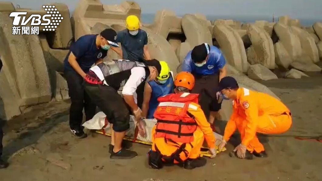 最後終於將遺體送上海堤安置。(圖/TVBS)
