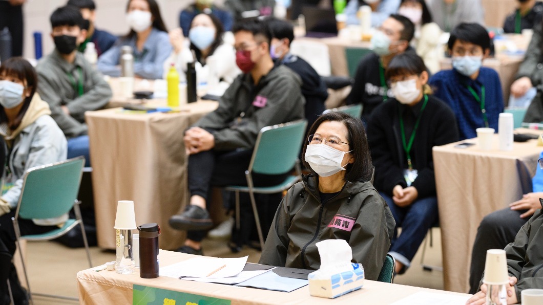 民進黨主席蔡英文今天參加「2022國務青旗艦營」結業式。(圖/民進黨提供)
