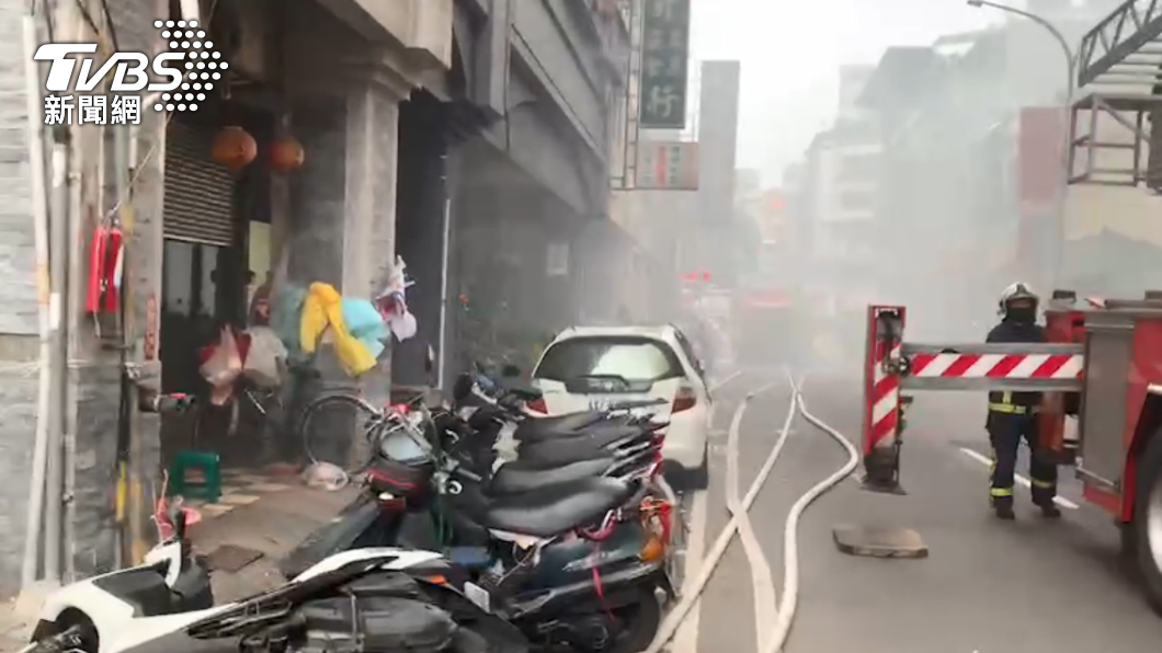 墜樓男子將轎車車頂撞凹一個大洞。(圖/TVBS)