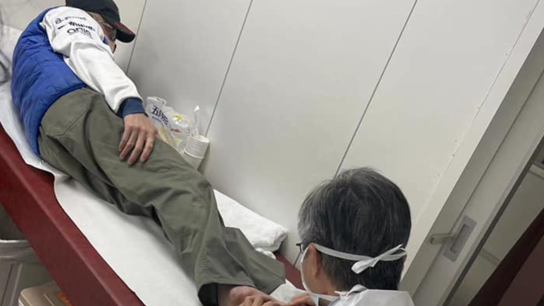 李國超推測傷口感染可能和他有「刮腳皮」的習慣有關。(圖/翻攝自李國超臉書)