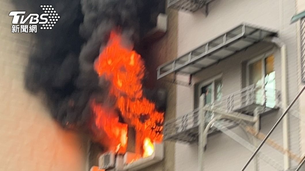 連續2次爆炸聲!疑似行動電源起火燒毀台南民宅公寓