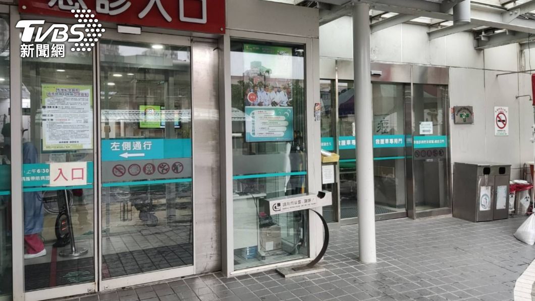 受傷的護理師還在醫院接受治療。(圖/TVBS)