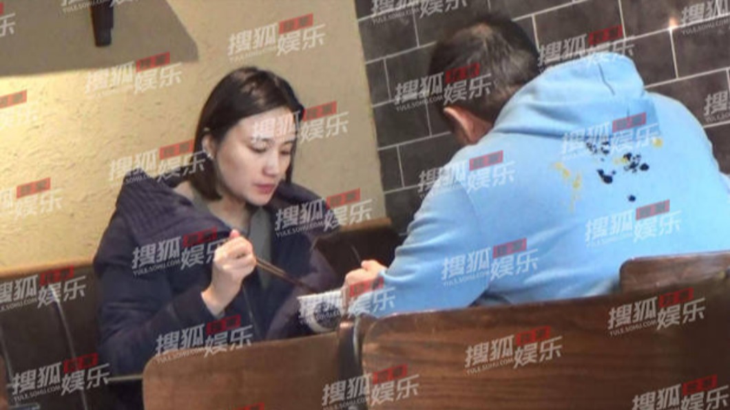 海哈金喜（左）與李亞鵬在餐館用餐。（圖／翻攝自搜狐娛樂微博）