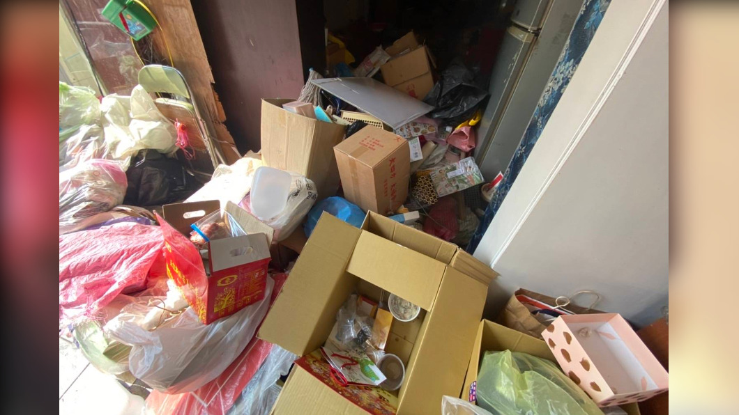 台中市環保局幾乎每個月去協助清理大樓雜物。　圖／台中市環保局提供