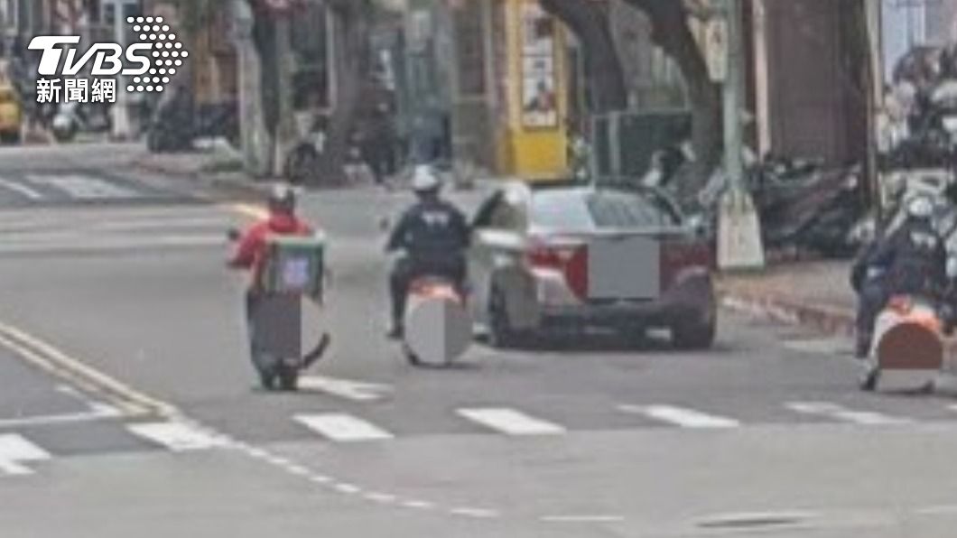 駕駛假意配合警方攔查。（圖／TVBS）