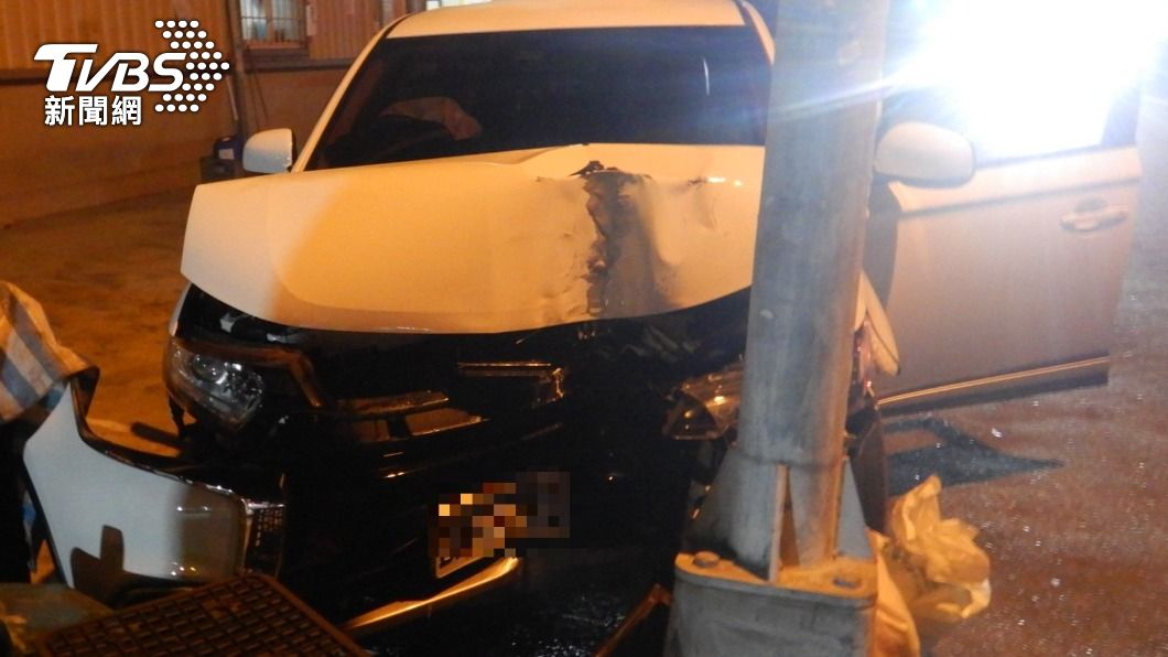 路燈遭連根鏟起! 肇事駕駛稱「車內撿東西」偏離車道