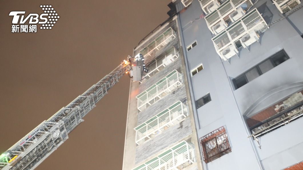 台中一處大樓住宅6日晚間發生火警。(圖/中央社)