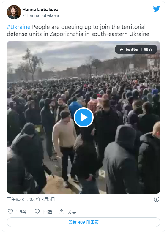 烏克蘭人自願參軍,現場排起長長人龍。(圖/翻攝自@HannaLiubakova推特)