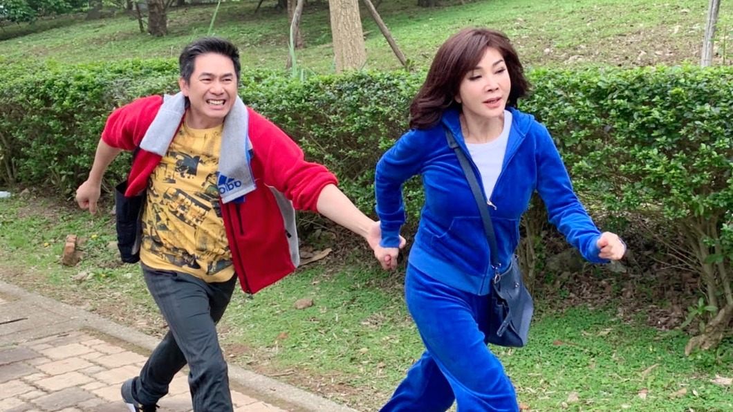 陳美鳳(圖右)、洪都拉斯在街頭上演追逐戲,吸引不少民眾目光。(圖/民視提供)