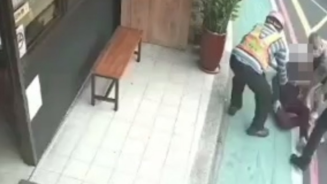 清潔隊員與民眾將人攙扶起。(圖/Facebook我是永和人)