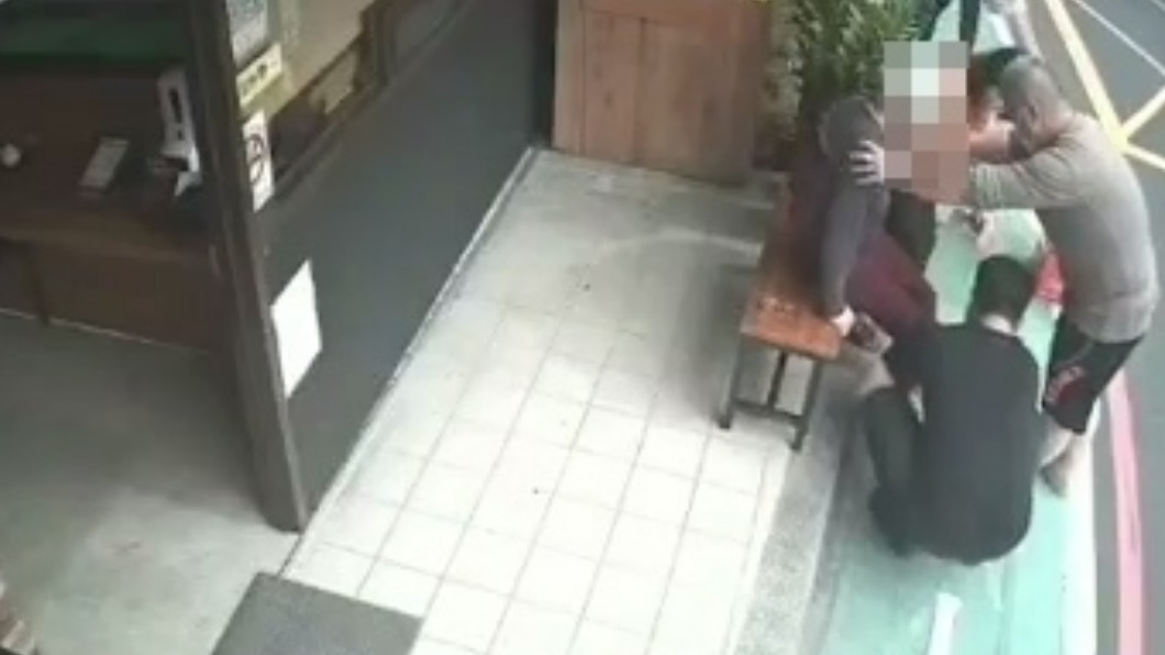 婦人坐在店家外的椅子休息。(圖/Facebook我是永和人)