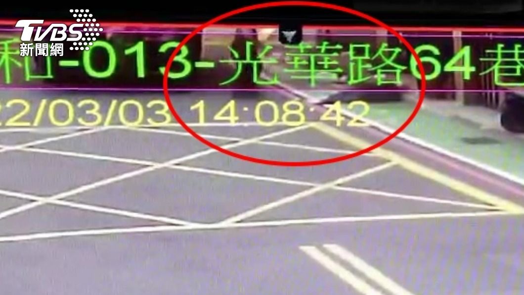 環保局表示婦人跌倒後清潔隊員馬上按下警示鈴並上前查看。(圖/TVBS)