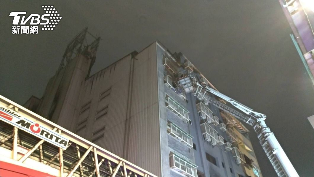 台中一處住宅大樓6日發生火警。(圖/中央社)