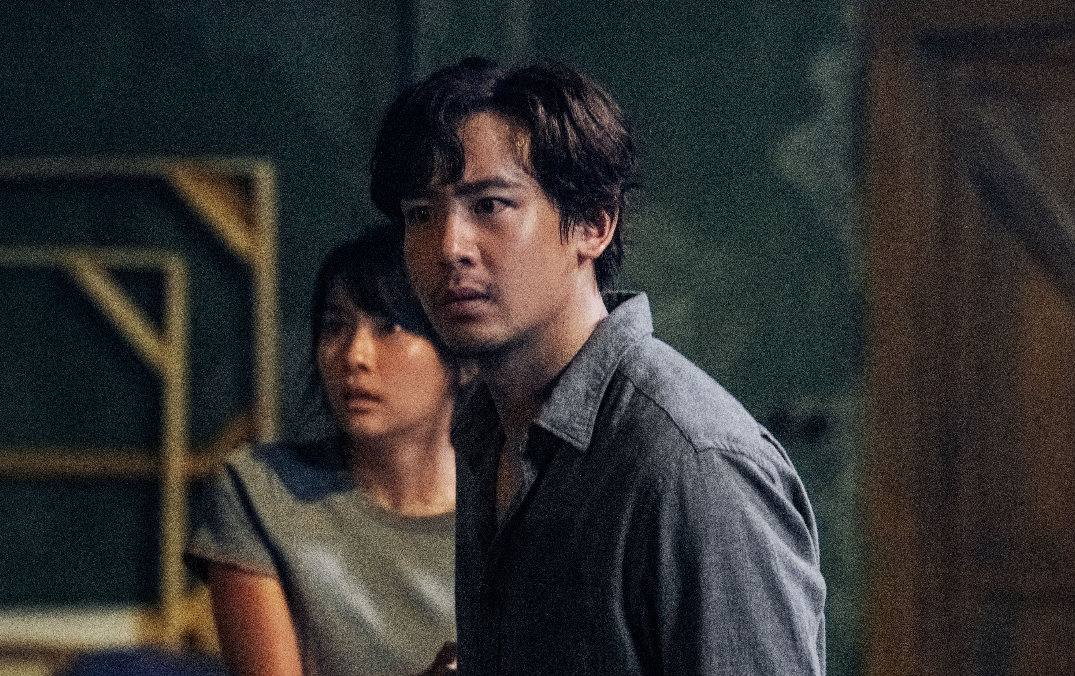 尼坤(圖右)在電影《凝弒》中飾演修復師。(圖/CATCHPLAY提供)