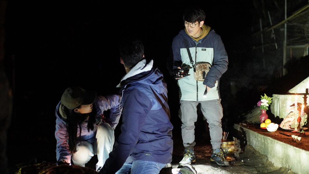 《咒》拍攝地道場景,強烈的壓迫感使得演員阿Q(右)混身不對勁。(圖/牽猴子提供)