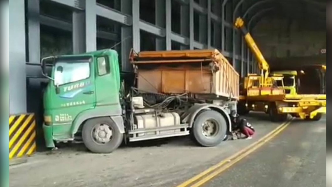  台9線159.2k處，大清水明隧道南下車道，砂石車酒後駕車自撞。