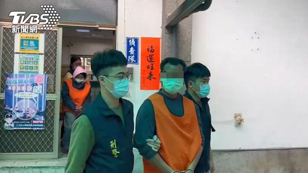 鄭嫌被上銬逮捕。(圖/TVBS)