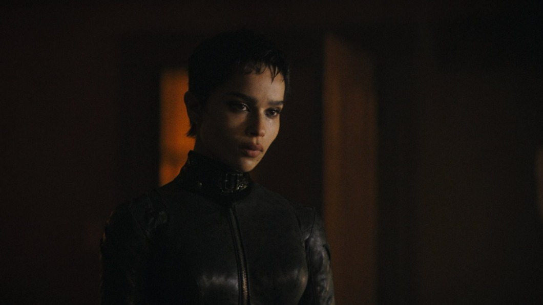 女星柔伊克拉維茲(Zoë Kravitz)在《蝙蝠俠》中飾演貓女。(圖/華納提供)