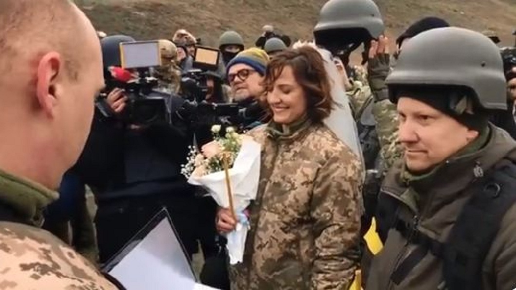 兩人在市長及其他同袍見證下完成婚禮。（圖／翻攝自推特Віталій Кличко@Vitaliy_Klychko）