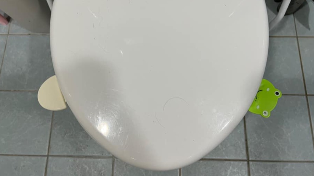 馬桶掀蓋器。(圖/翻攝自爆廢公社二館)