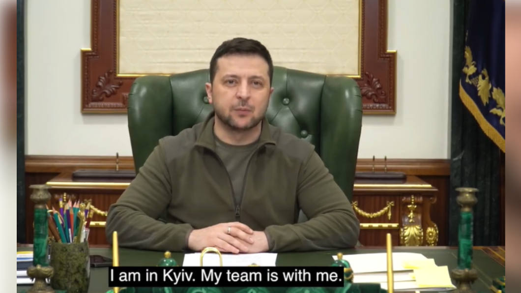烏克蘭總統澤倫斯基開戰後首度現身辦公室。（圖／翻攝自zelenskiy.official　FACEBOOK）